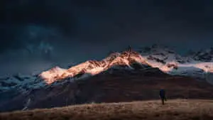 1366x768 Tourist Towards Mountain Travel Background