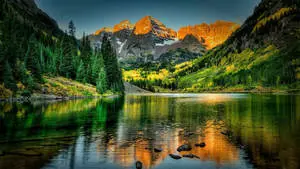 Majestic scenerary of Maroon Bells Lake