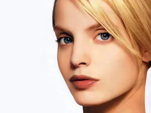 Mena Suvari Clean Haircut