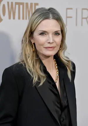 Stunning Michelle Pfeiffer in a Glamorous Pose