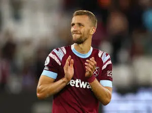 Tomas Soucek Clapping